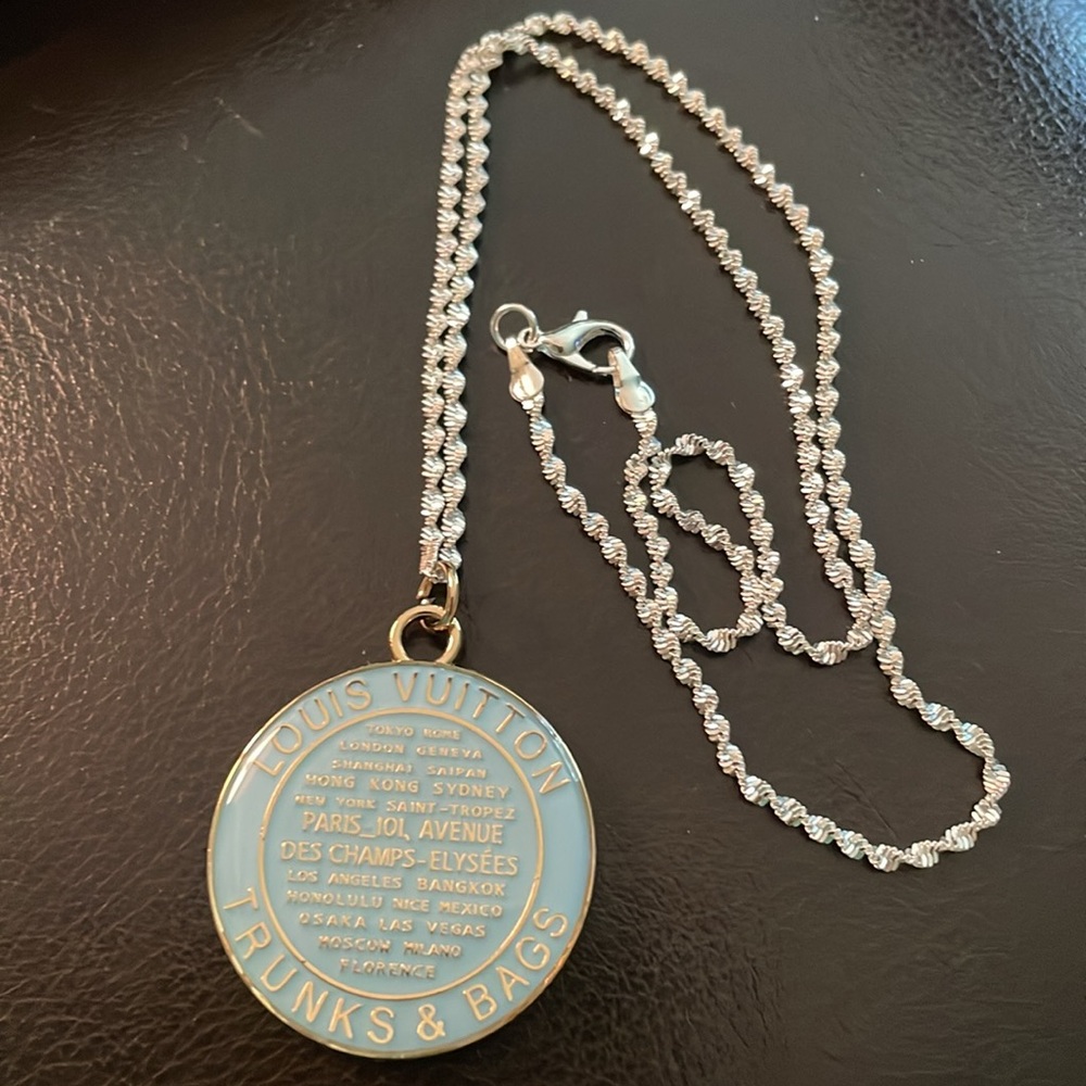Auth Louis Vuitton Blue bags and trunks Medallion pendant w/scarf and chain - Picture 4 of 7